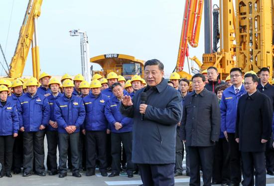 　12月12日至13日，習近平在江蘇徐州市考察。這是12日下午，習近平在徐工集團重型機械有限公司親切看望勞動模范、技術(shù)能手等職工代表，鼓勵他們在為實現(xiàn)中國夢的奮斗中爭取人人出彩。新華社記者 謝環(huán)馳 攝